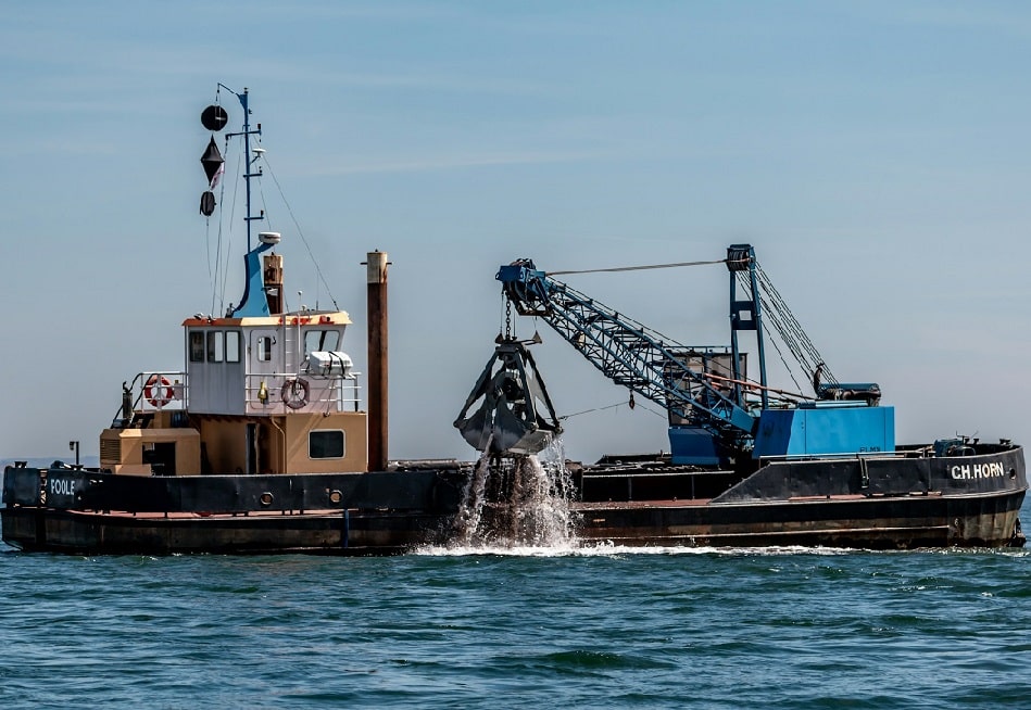 How does a trailing suction hopper dredger work?